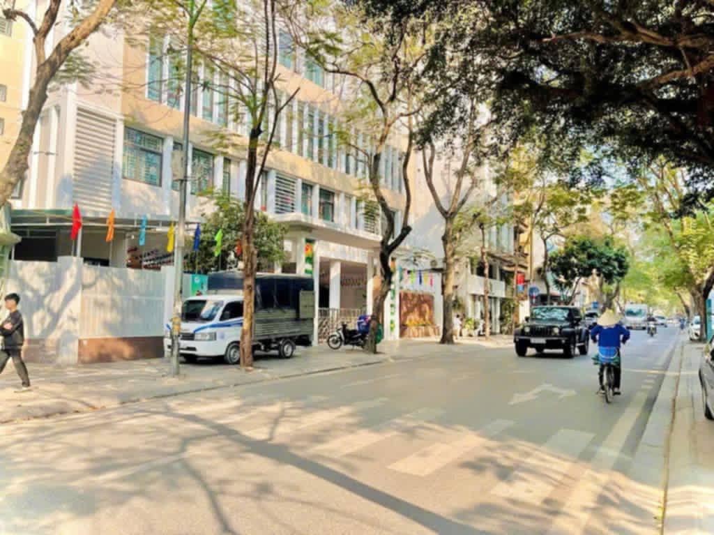 CHÍNH CHỦ CẦN BÁN GẤP NHÀ MẶT PHỐ ĐẶNG TẤT PHỐ VIP BA ĐÌNH GIÁP RANH TÂY HỒ KD VỈA HÈ Ô TÔ TRÁNH  50M  X 3 TẦNG MT 6,5M 20 TỶ